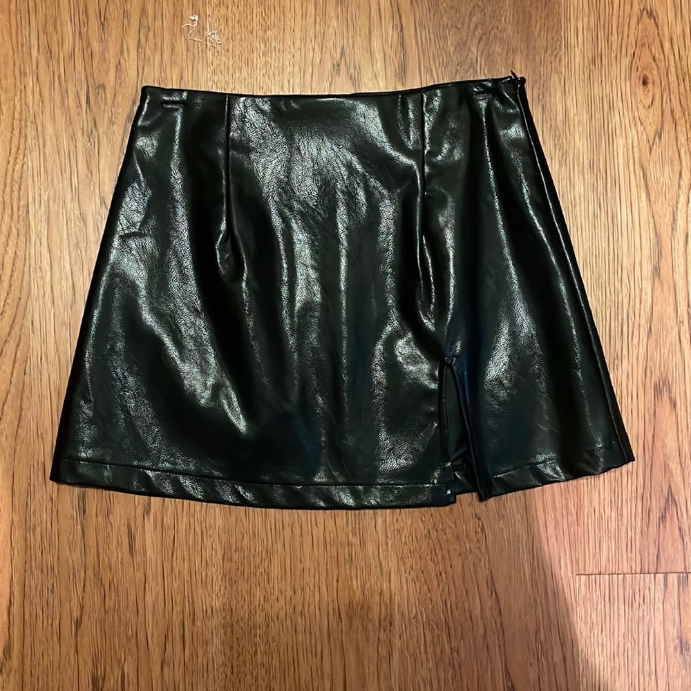 Olivaceous black leather skirt